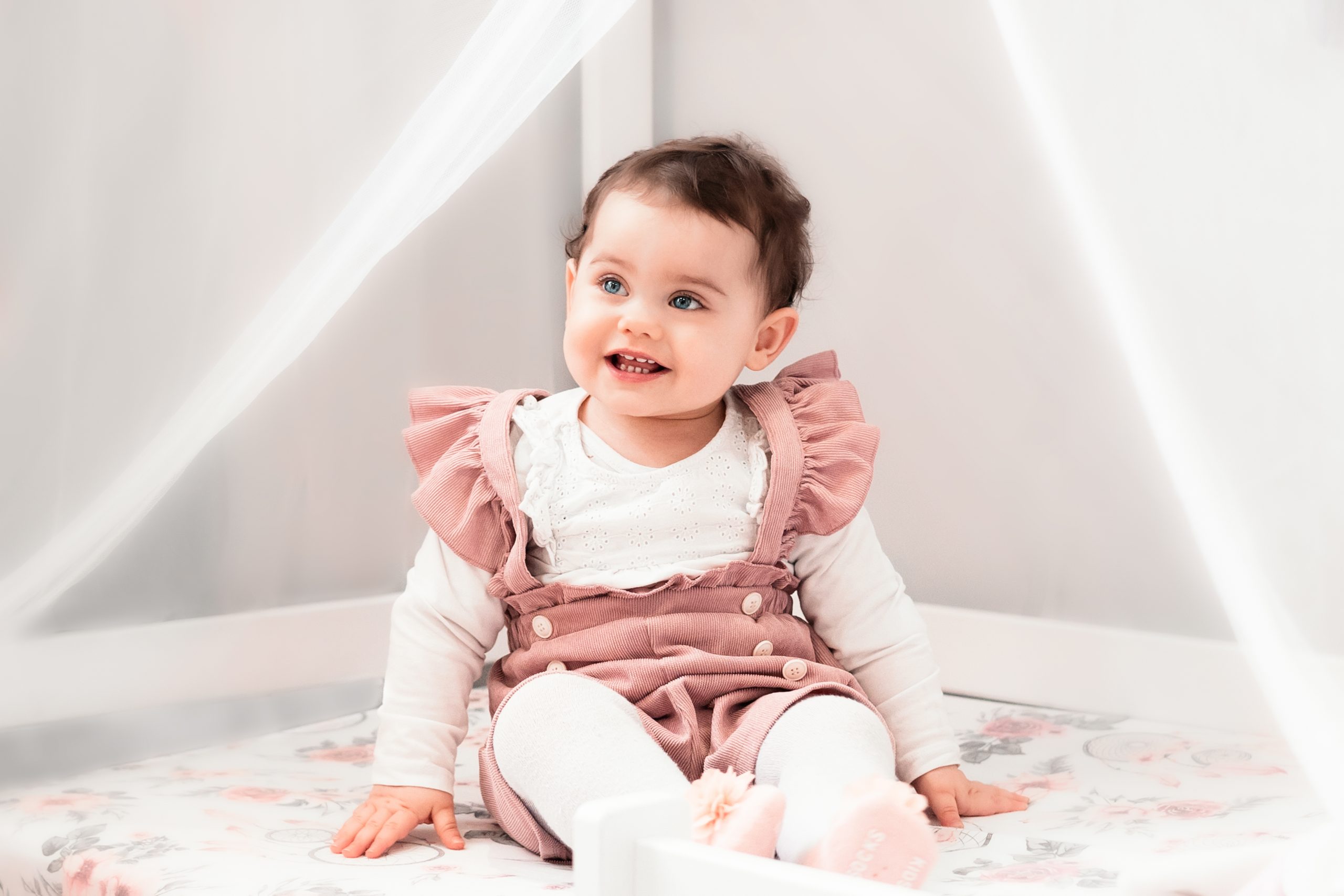 Shooting photo joli bébé bien habillé regarde sur le côté par photographe Le Mans en Sarthe