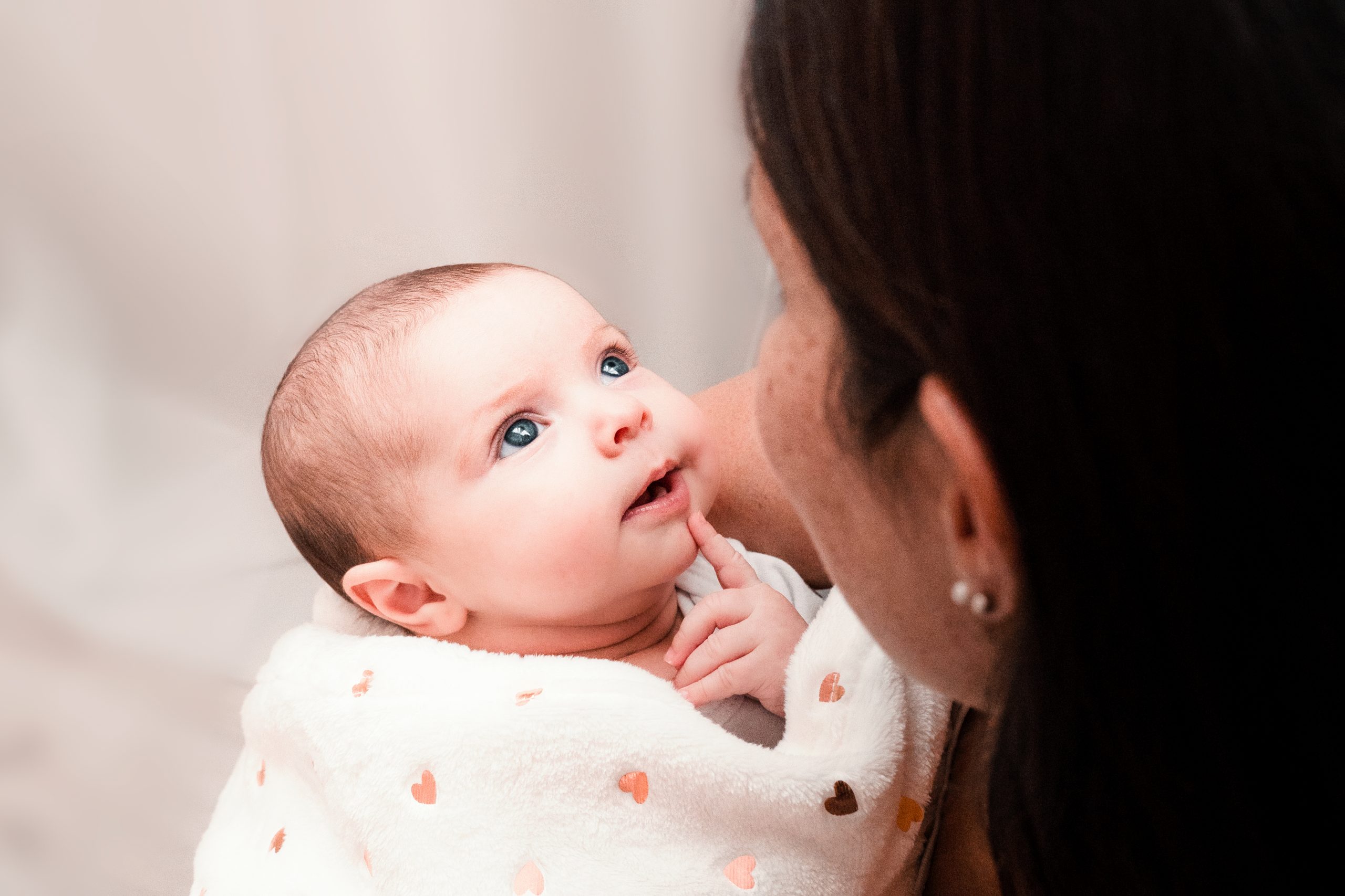 photographe naissance nouveau né réfléchi dans plaid cœur par photographe le mans en Sarthe