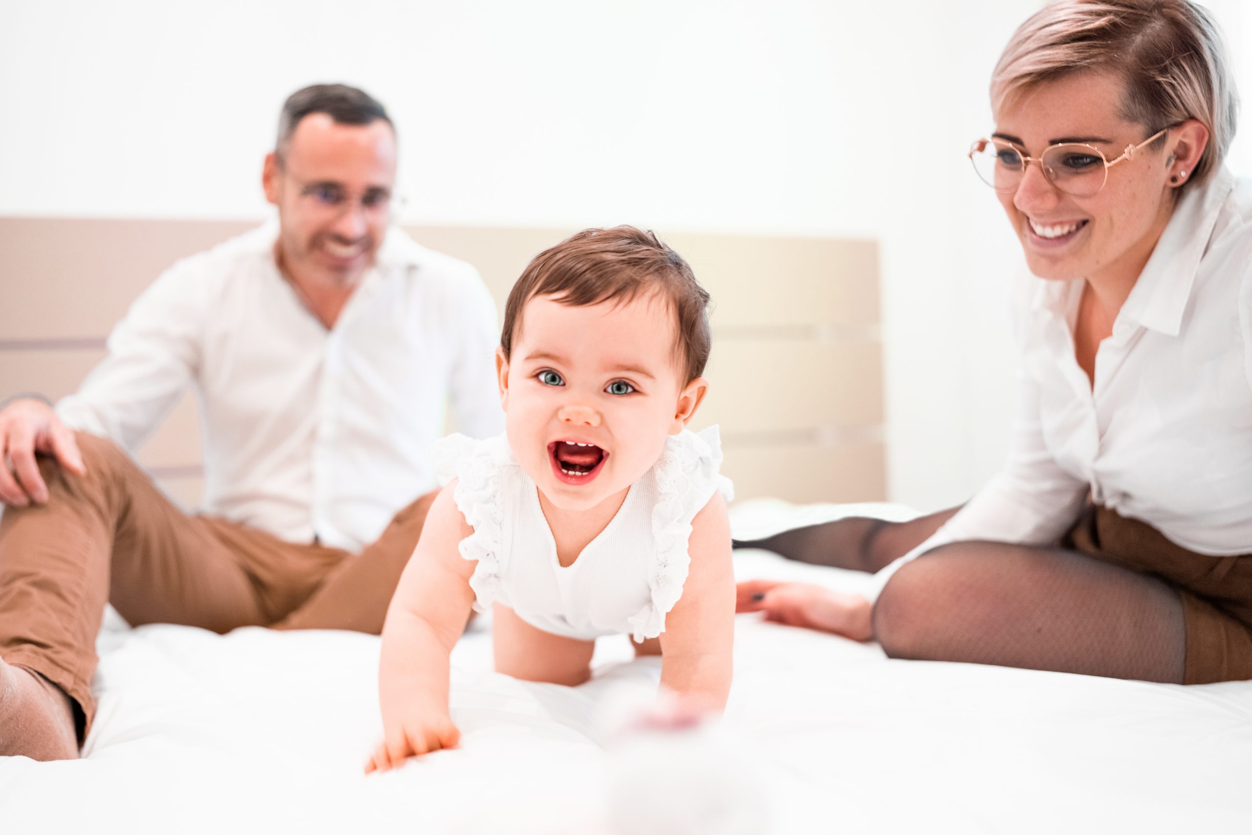 Shooting photo Bébé grand sourire à pattes yeux bleus par photographe Le Mans en Sarthe