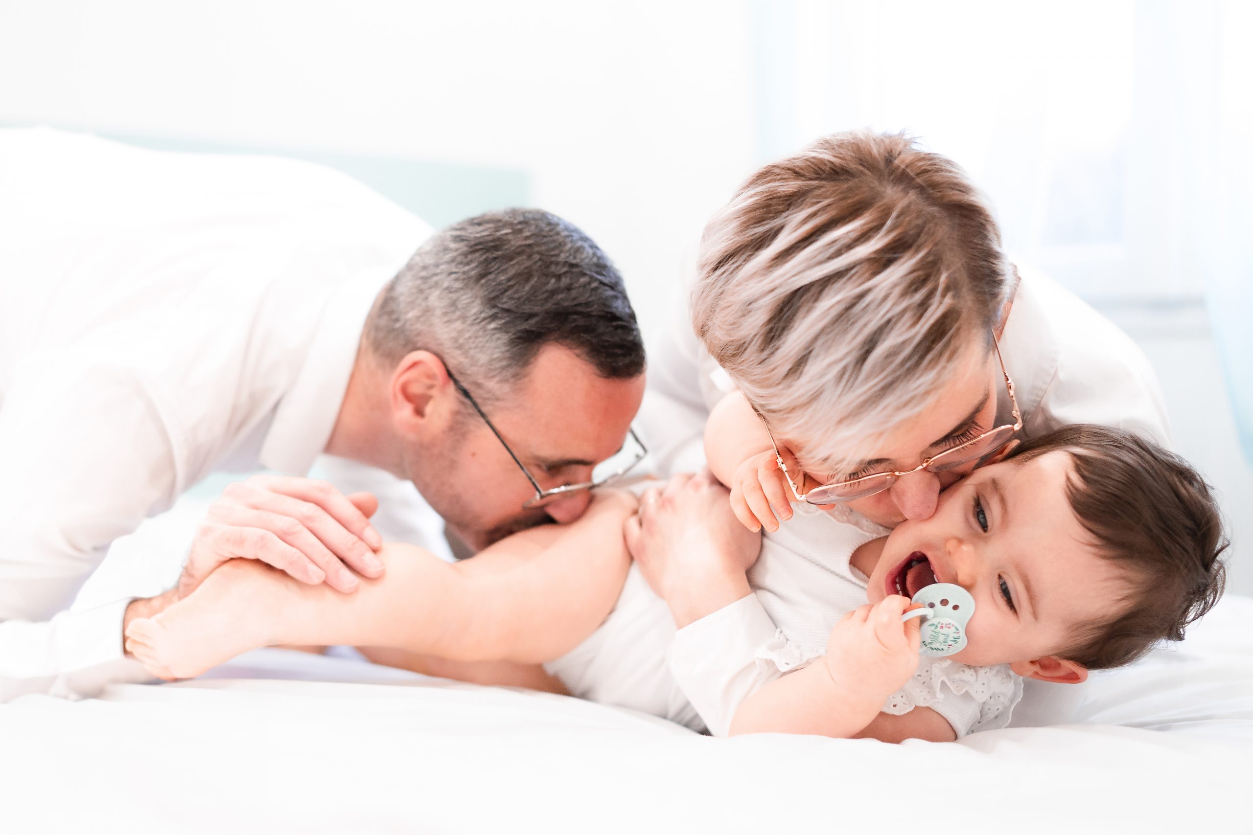 shooting photo famille papa maman papouille bébé par photographe Le Mans en Sarthe