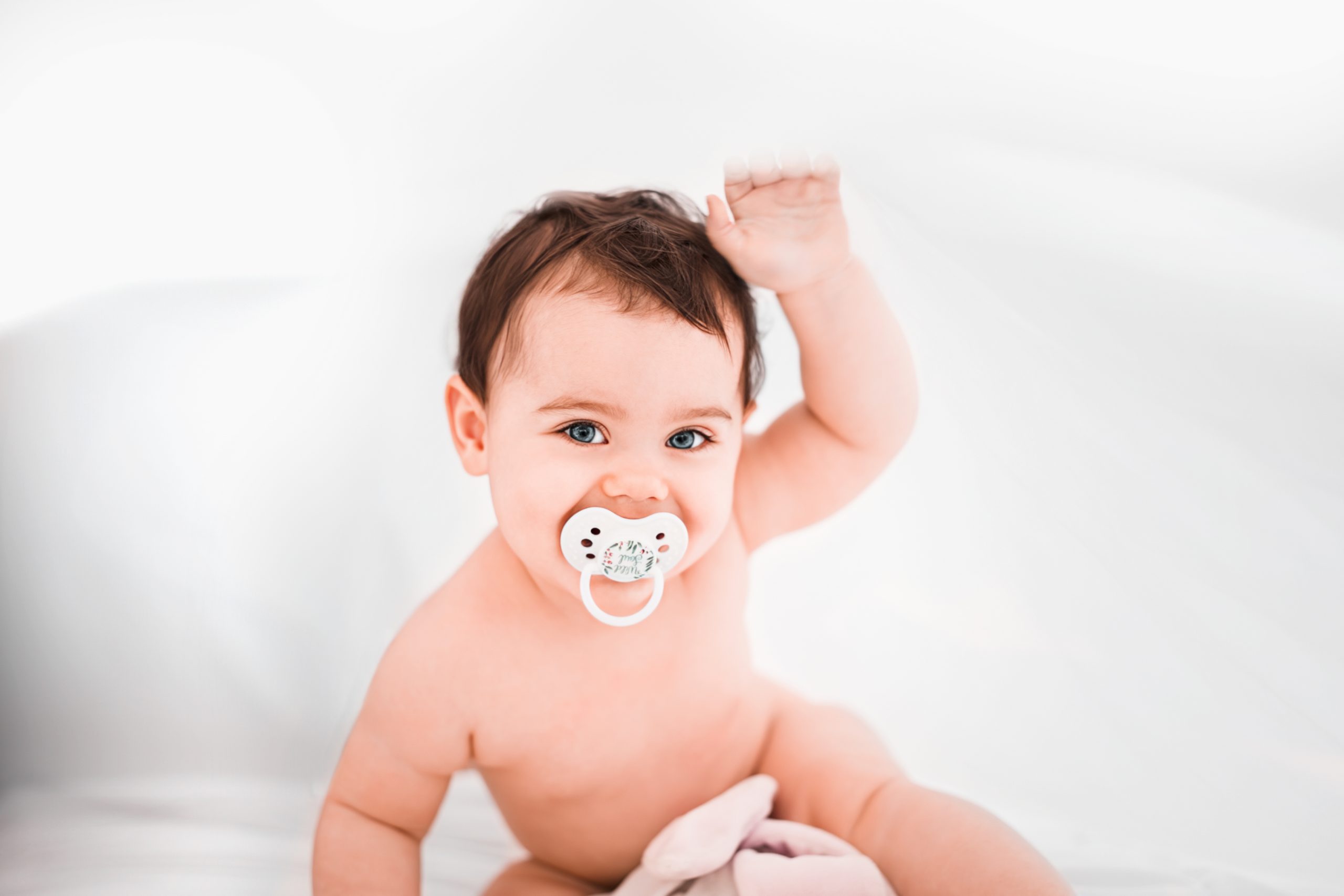 Shooting photo bébé sous couette tétine par photographe Le Mans en Sarthe