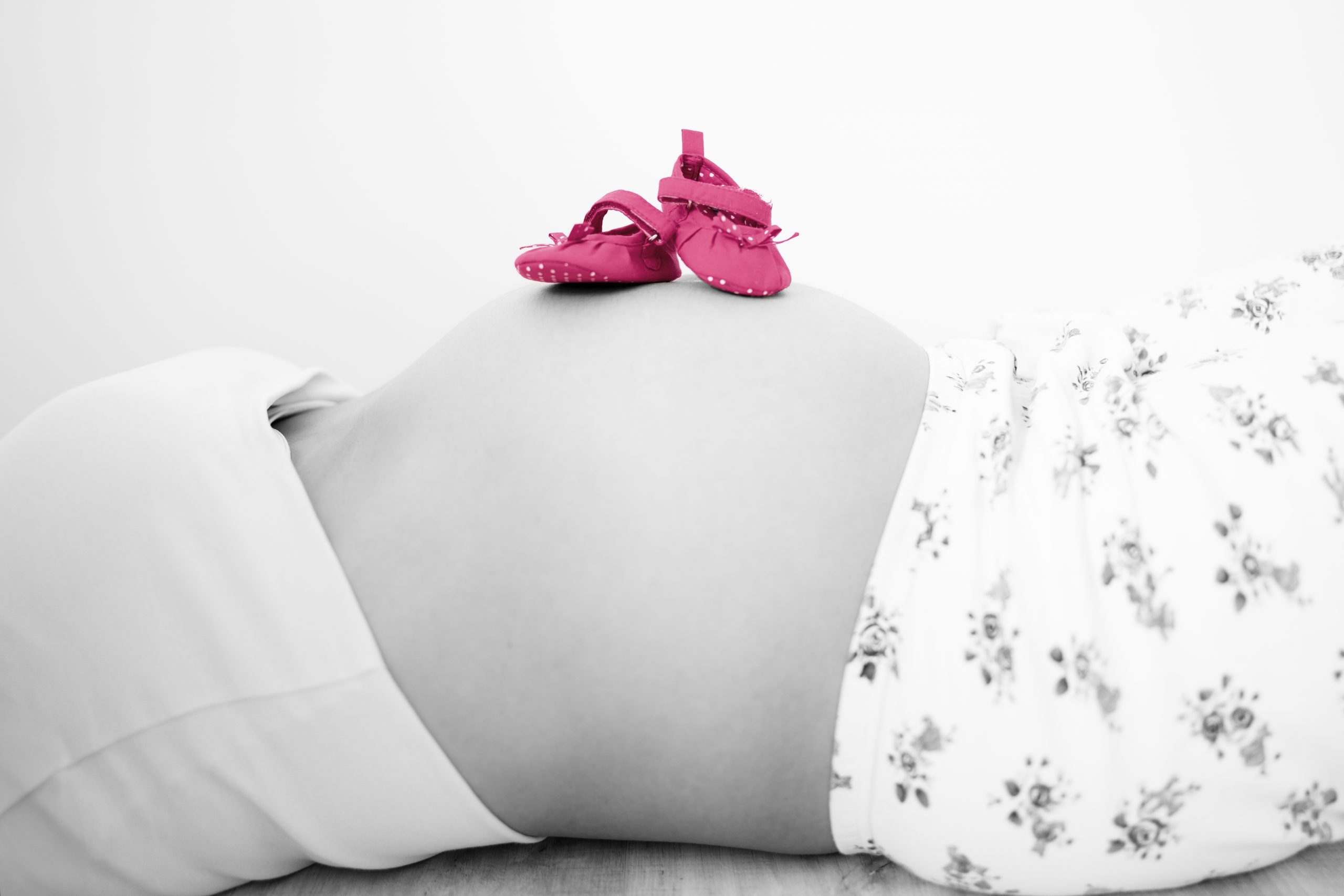 Shooting photo grossesse chausson sur ventre femme enceinte par photographe le mans en sarthe