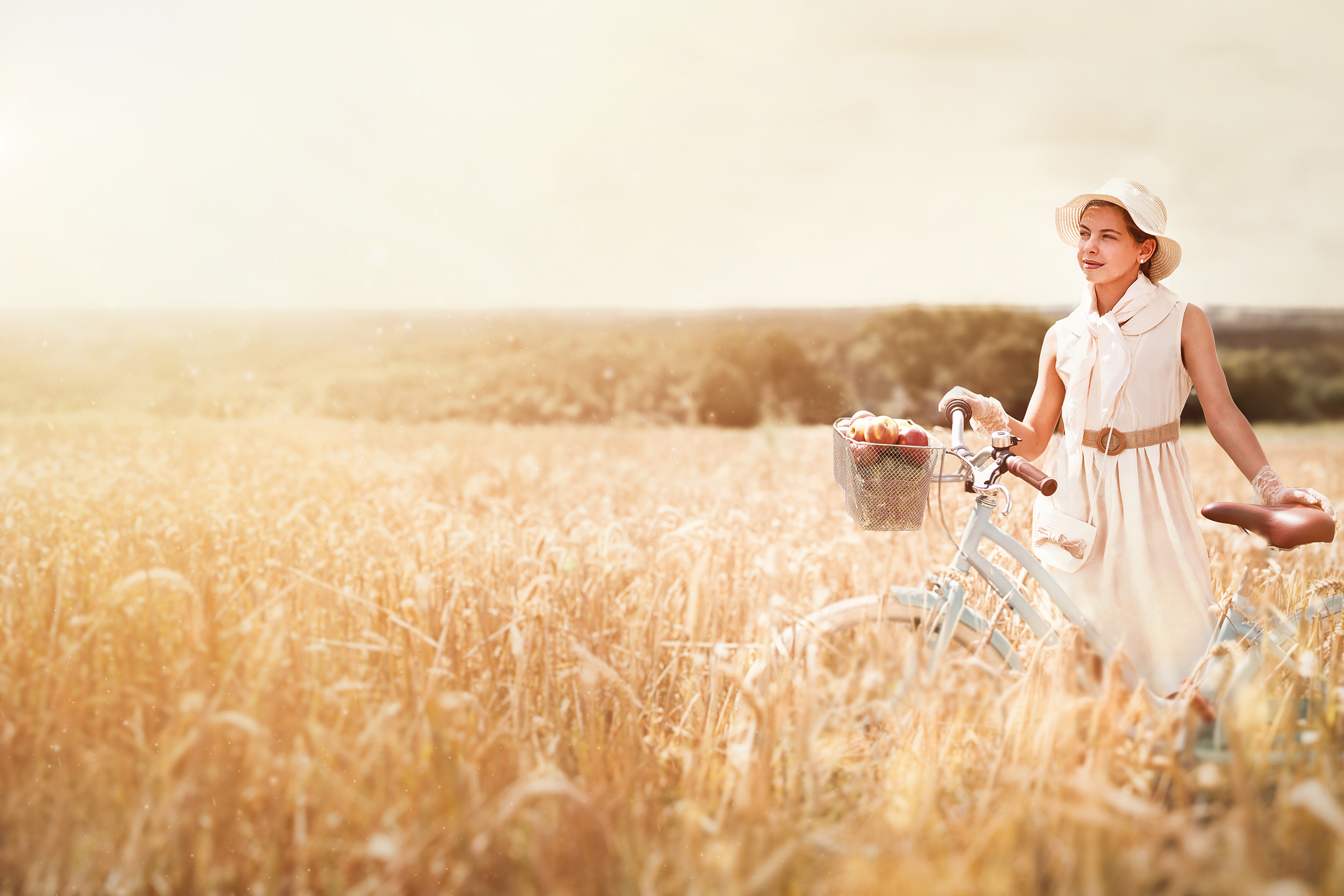 Shooting photo fine art jeune fille vélo champ de blé par photographe le mans en Sarthe
