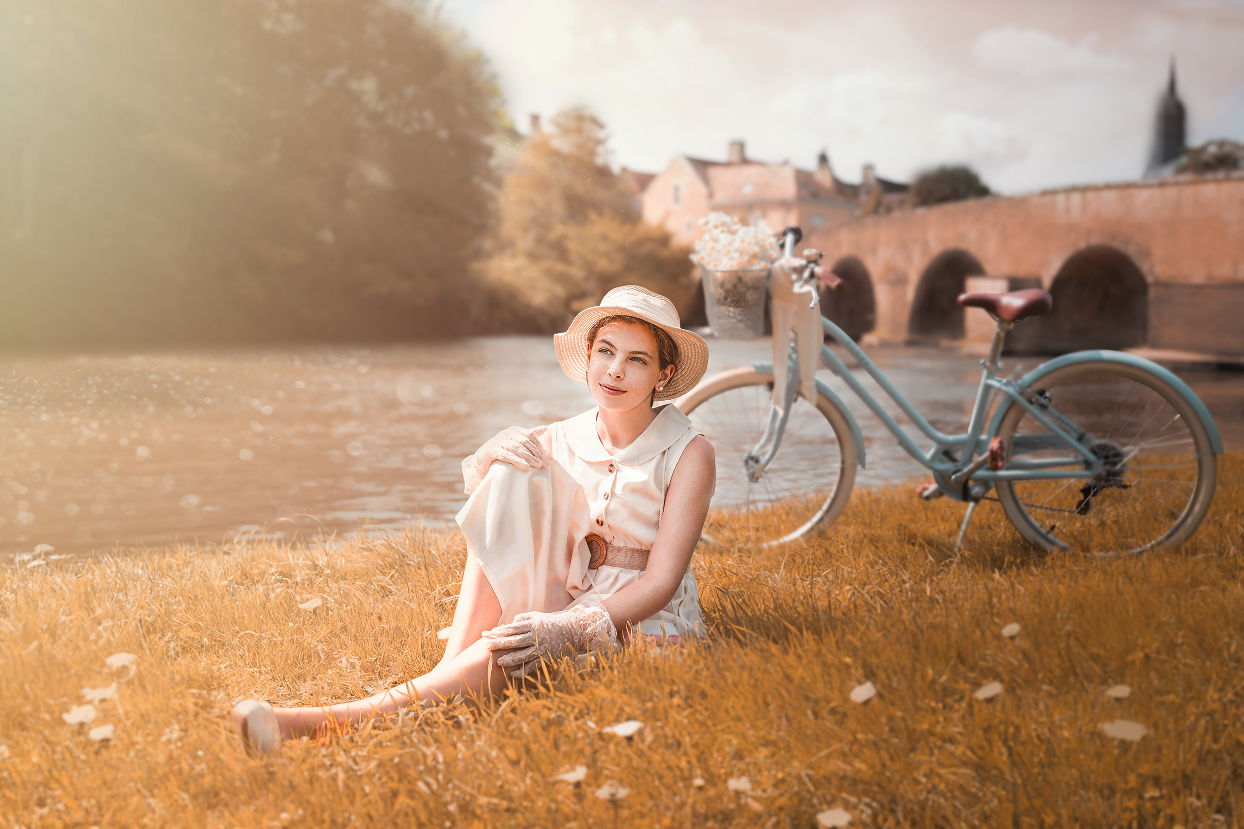 Shooting photo fine art jeune fille vélo bord de rivière pont romain montfort le gesnois par photographe le mans en Sarthe