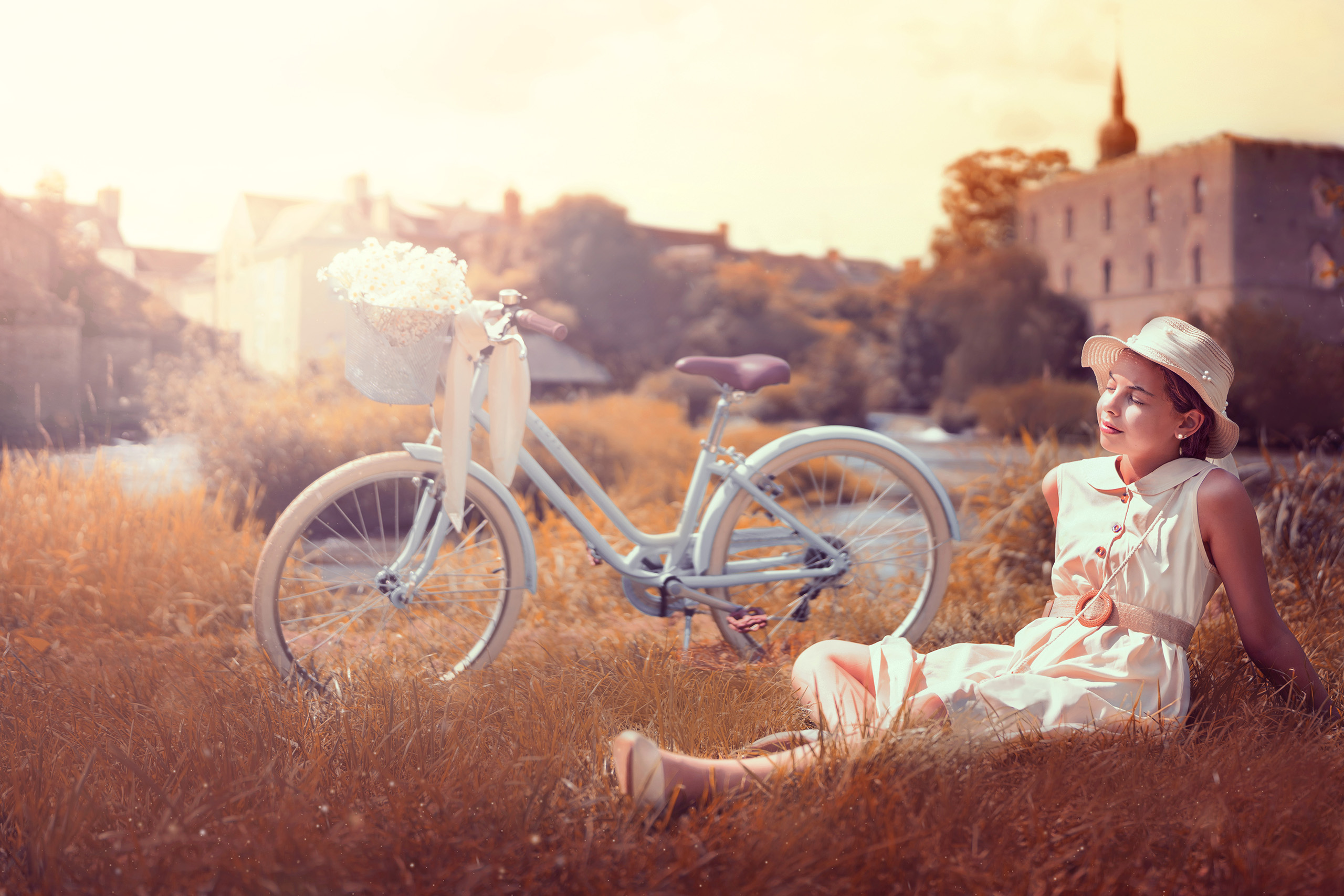 Shooting photo fine art jeune fille vélo bronze au soleil village sur l'herbe par photographe Le Mans en Sarthe