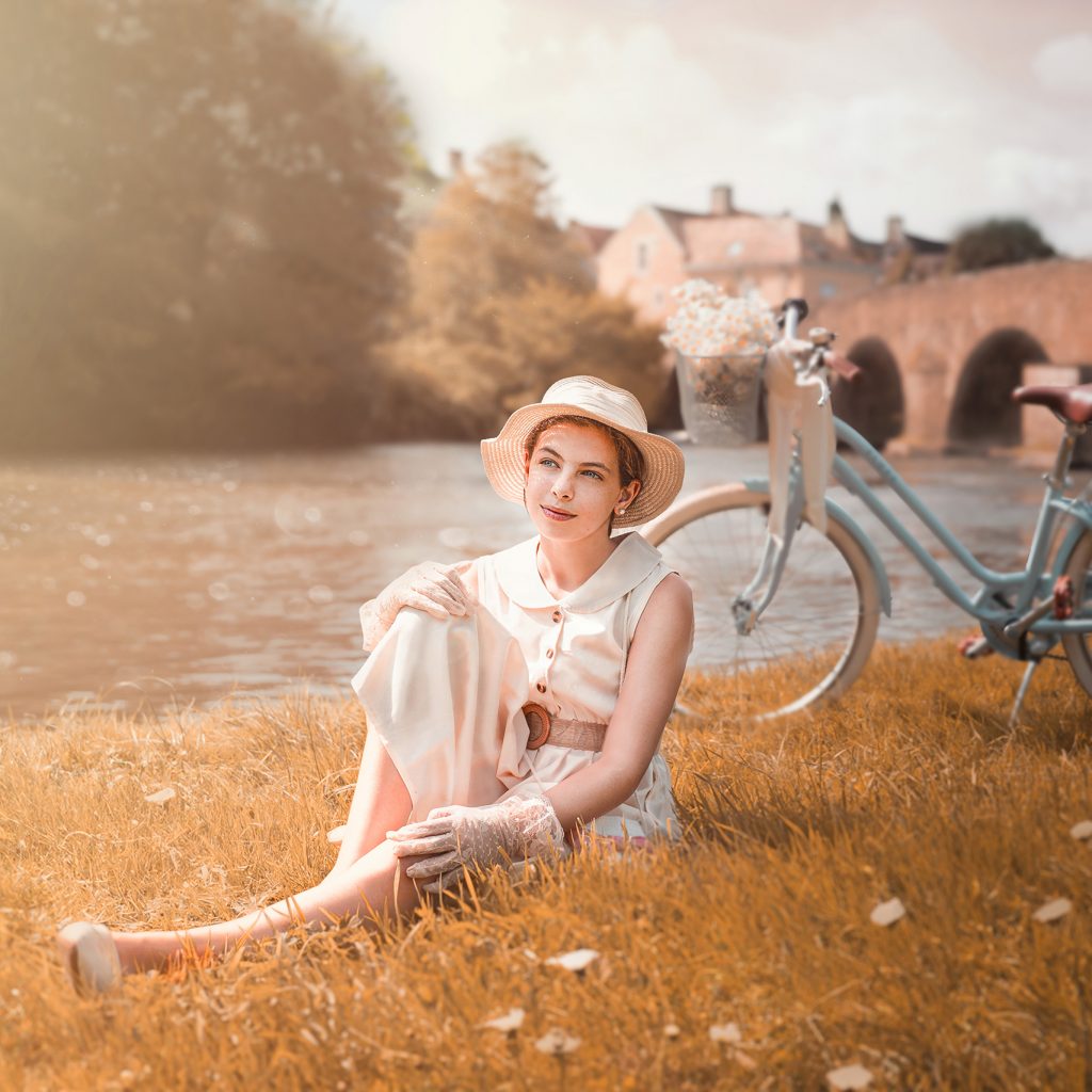 portrait fine art femme près d’un vélo au bord de la rivière à Montfort-le-Gesnois style vintage