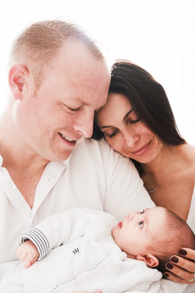 parents regardant leur bébé moment de tendresse famille
