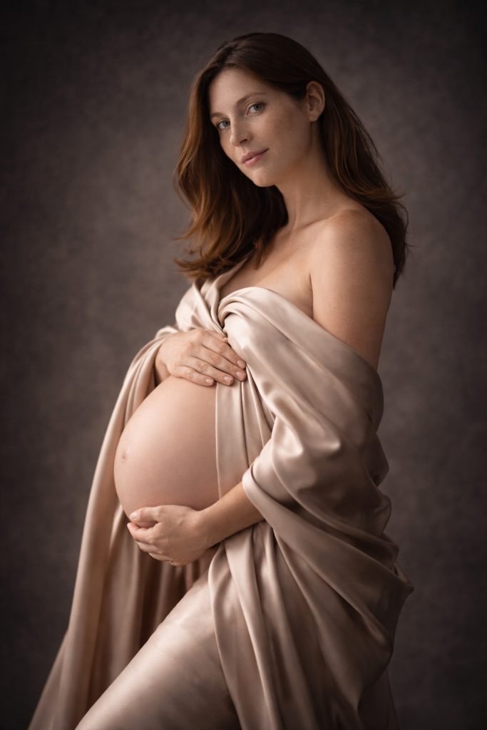portrait maternité femme enceinte avec drapé en satin