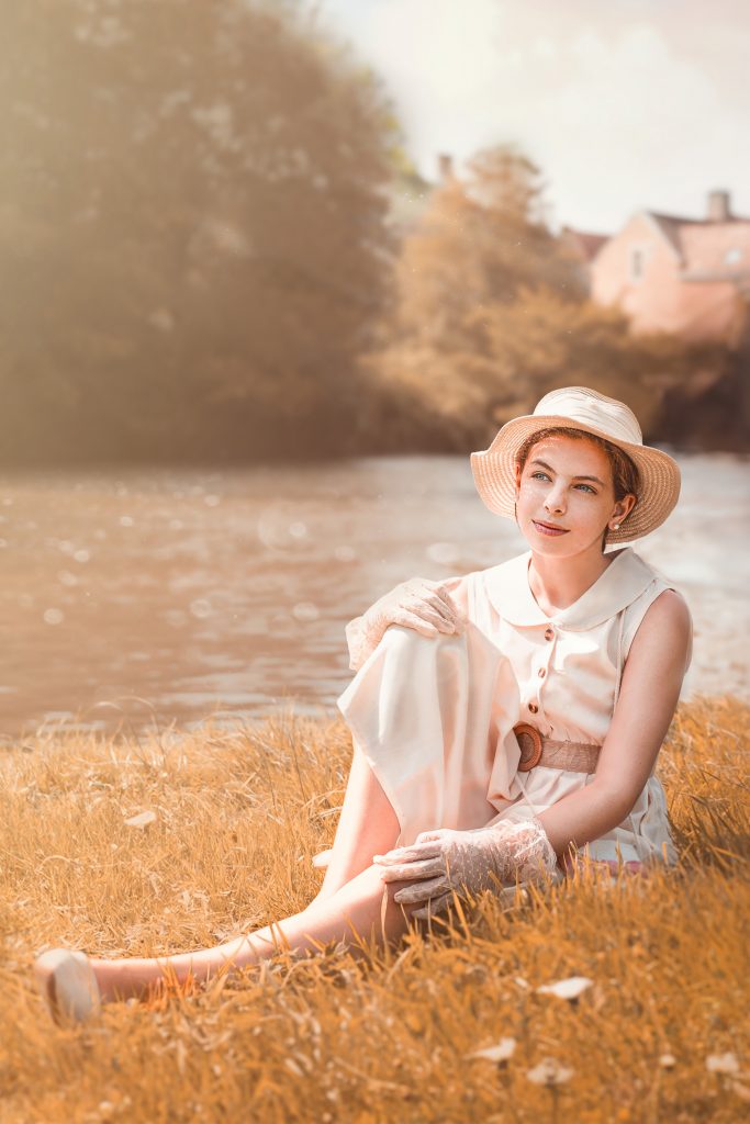 portrait fine art femme au bord de l’eau avec vélo ambiance vintage années 30