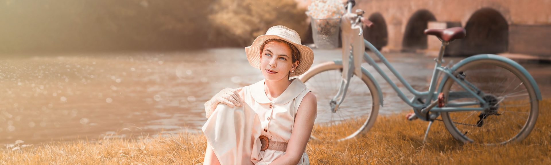 portrait fine art femme près d’un vélo au bord de la rivière à Montfort-le-Gesnois style vintage