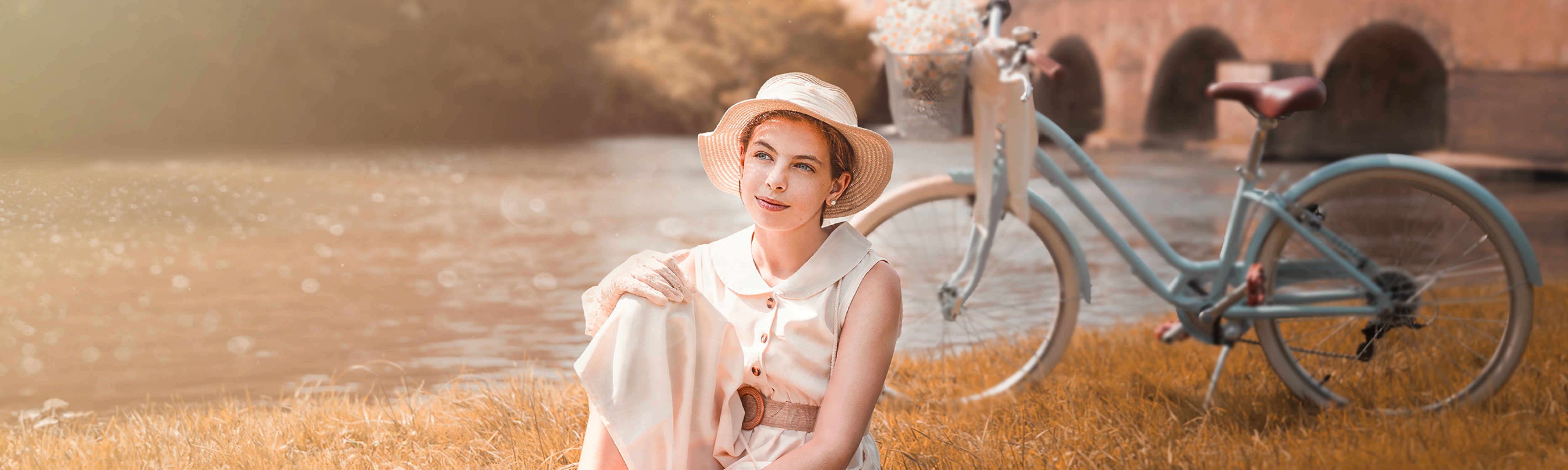 portrait fine art femme près d’un vélo au bord de la rivière à Montfort-le-Gesnois style vintage
