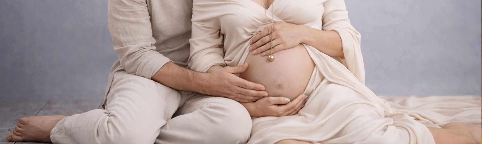 couple complice pendant une seance photo grossesse avec ventre rond